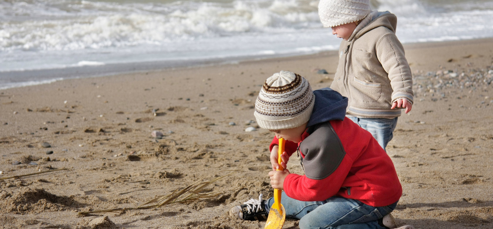 Strand_Kinder_Winter_AdobeStock_28018399_(c) Alena Yakusheva-stock.adobe.com Sand Kinder Buddeln