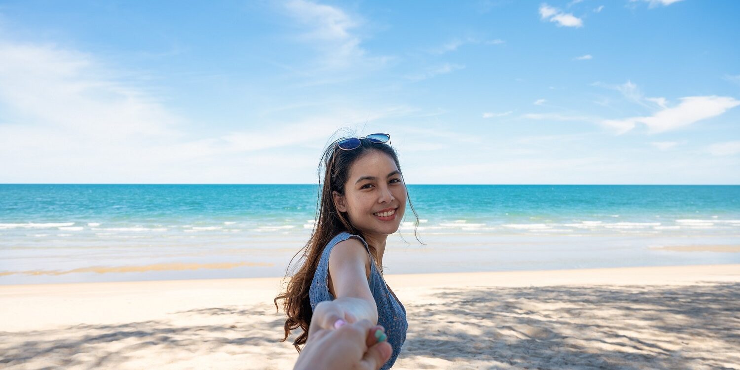 Frau am Strand_Hand_AdobeStock_434575179 (c)Mumemories - Klein Frau Hand Strand Sommer Pärchen