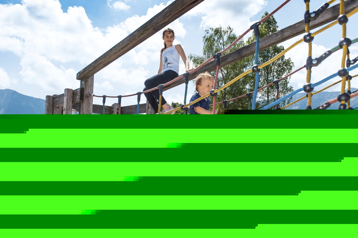 Kinder spielen auf einem Klettergerüst im Freien.
