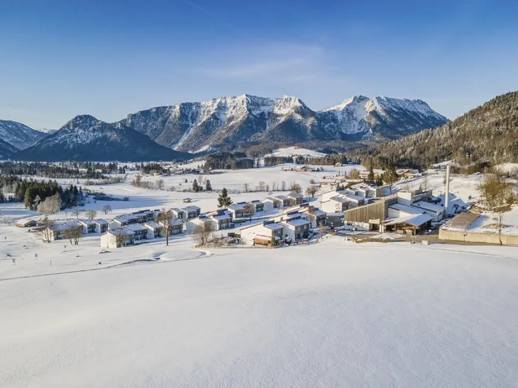 Verschneite Landschaft mit Bergpanorama und Dorf im Winter in Inzell.