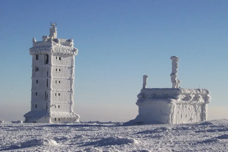 Verschneite Gebäude auf dem Brocken im Winter.
