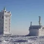 Verschneite Gebäude auf dem Brocken im Winter.