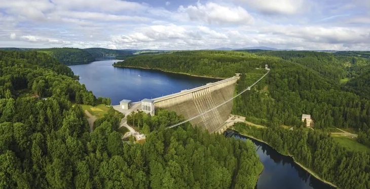 Luftbild der Hängebrücke Titan RT über einem Stausee im Harz.