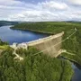 Luftbild der Hängebrücke Titan RT über einem Stausee im Harz.