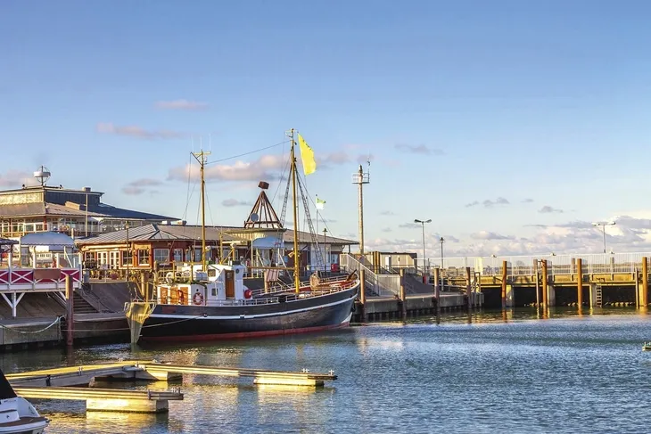 Hafen auf Sylt mit Booten und blauen Himmel.