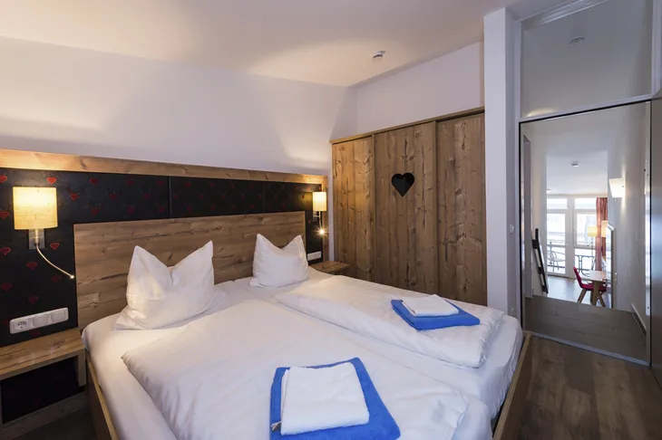 Gemütliches Schlafzimmer mit Doppelbett in einer Ferienwohnung in Inzell.