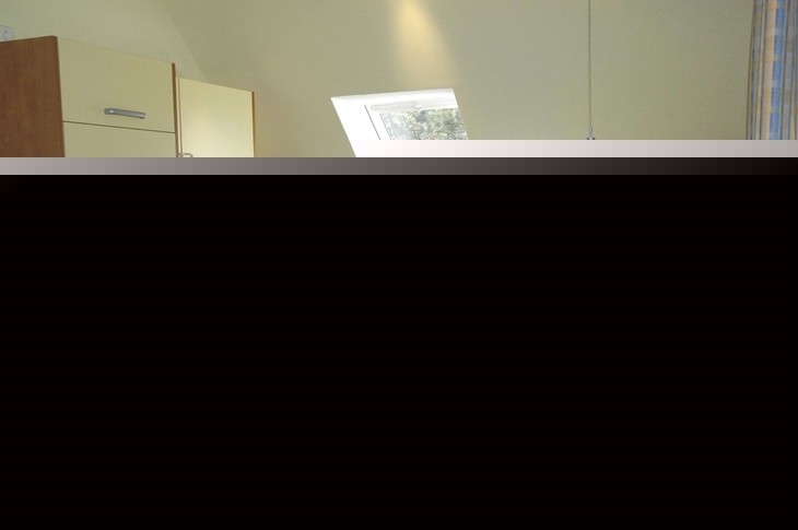 Moderne Küche mit Esstisch, Stühlen, Fenster und Beleuchtung.