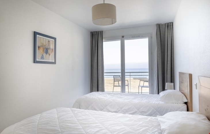 Zweibettzimmer mit Meerblick und Balkon.