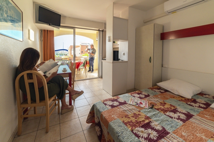 Studio mit Doppelbett, Tisch, Stühlen und Balkon in der Résidence Agathea, Cap d'Agde.