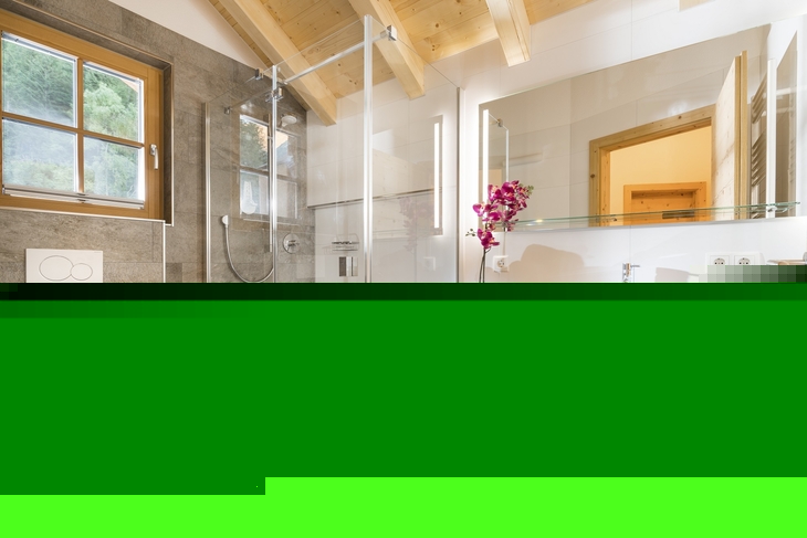 Modernes Badezimmer mit Dusche und Waschtisch aus Holz.