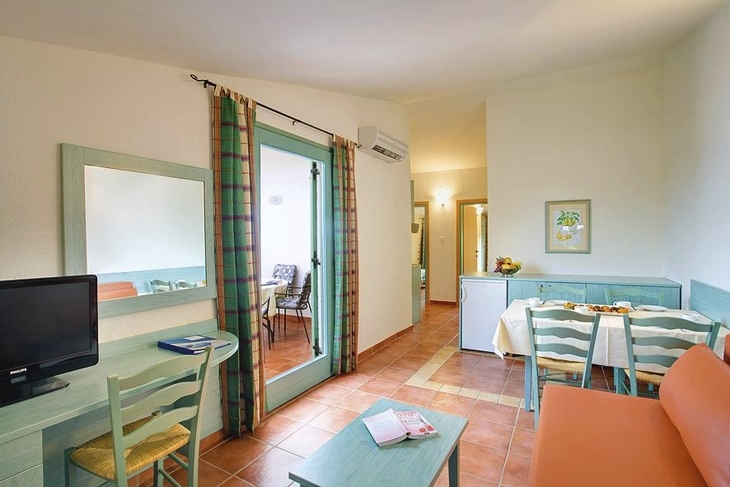 Innenansicht einer Classic Villa mit Wohnzimmer, Esstisch und Terrasse im Lanterna Valamar Resort.