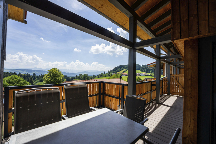 Balkon mit Bergblick und sonnigem Himmel im Hintergrund