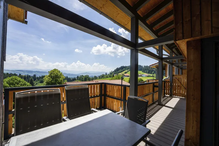 Balkon mit Bergblick und sonnigem Himmel im Hintergrund