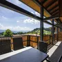 Balkon mit Bergblick und sonnigem Himmel im Hintergrund