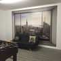 Jugendraum mit Sofa, Tischkicker und Fototapete von New York Skyline.