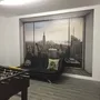 Jugendraum mit Sofa, Tischkicker und Fototapete von New York Skyline.
