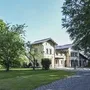 Historisches Gebäude mit Bäumen im Sommer.