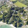 Luftaufnahme von Lindau mit Küstenlinie und grünen Flächen.