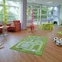 Helles Spielzimmer in der Ferienanlage Prüm mit Spielzeug, bunten Möbeln und großen Fenster.