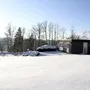 Bungalow der Ferienanlage Prüm in verschneiter Landschaft mit klarem Himmel und Bäumen im Hintergrund.