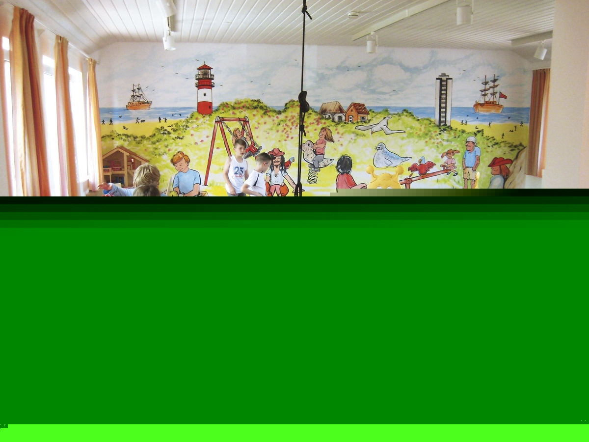 Kinder spielen in einem hellen Spielzimmer mit buntem Wandbild vom Strand und Spielzeug in der Ferienanlage Büsum.