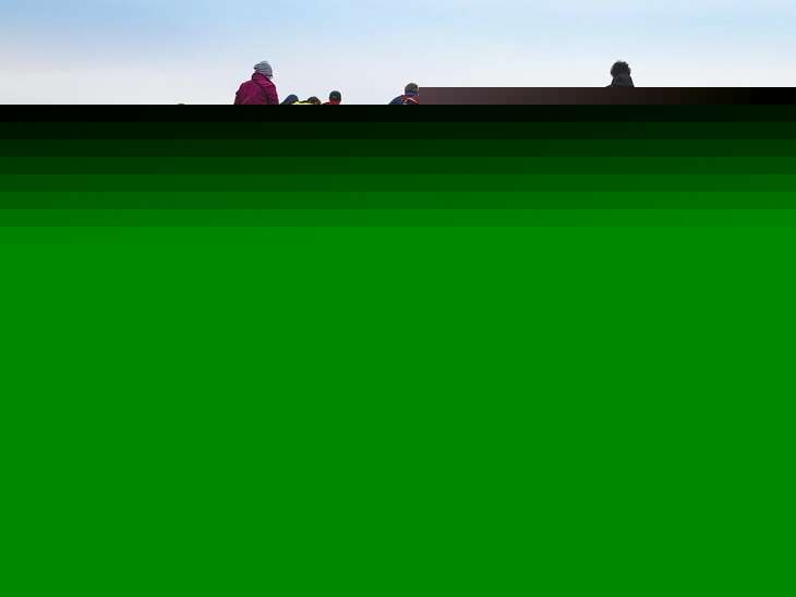 Menschengruppe bei Wattwanderung in Harlesiel bei Ebbe im Wattenmeer.
