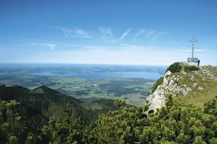 Blick vom Hochfelln über den Chiemsee, Wanderkreuz rechts im Bild.