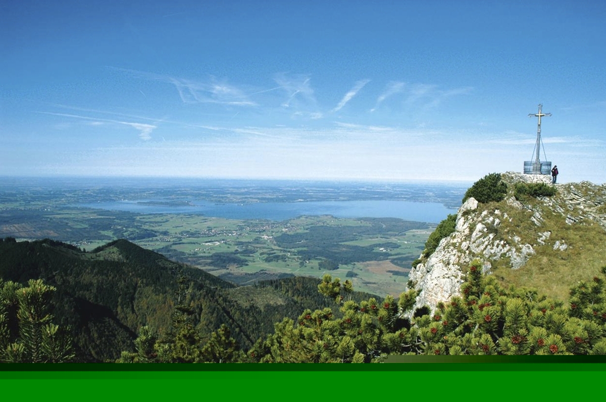 Blick vom Hochfelln über den Chiemsee, Wanderkreuz rechts im Bild.