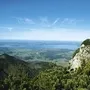 Blick vom Hochfelln über den Chiemsee, Wanderkreuz rechts im Bild.