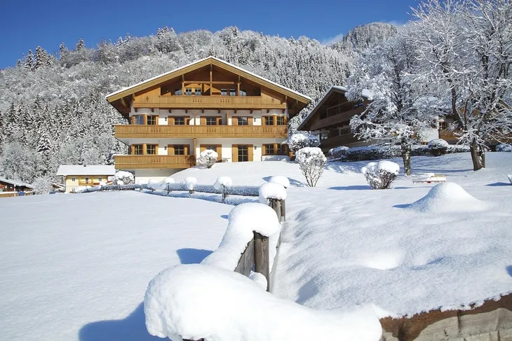 Schneehaus in Oberwössen umgeben von schneebedeckten Bäumen im Winter.