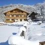 Schneehaus in Oberwössen umgeben von schneebedeckten Bäumen im Winter.