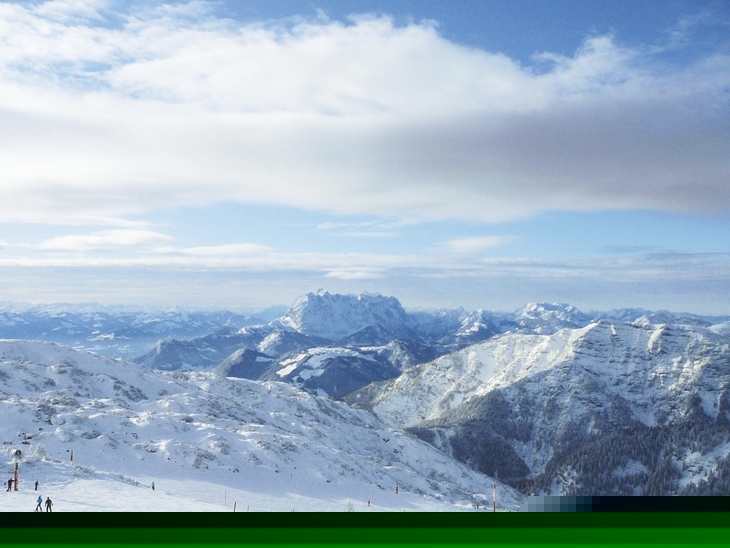 Schneebedeckte Alpenlandschaft mit Berg im Hintergrund.