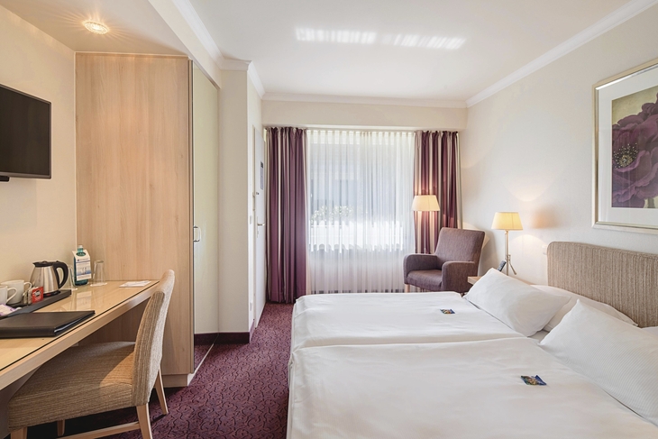 Standard Zimmer im Best Western Hotel Hamburg International, hell und komfortabel eingerichtet.