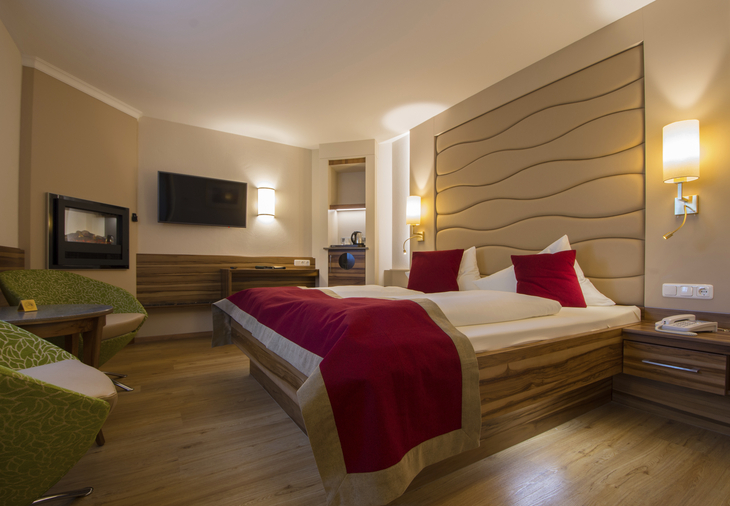 Doppelzimmer mit Bett, Fernseher, Sitzbereich und elegantem Dekor im Hotel König Passau.