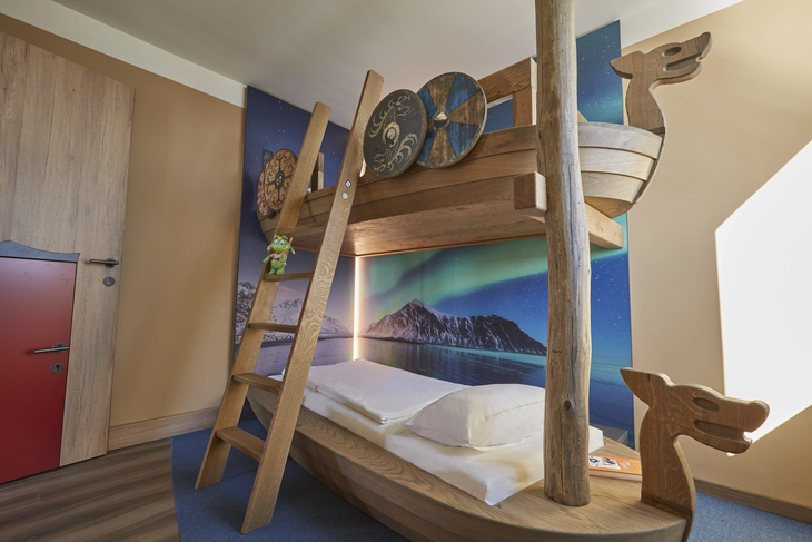 Kinderzimmer mit Etagenbett in Form eines Wikingerschiffs.