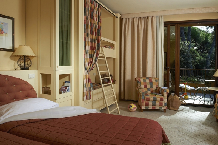 Familienzimmer mit Etagenbett und Blick auf Pinienwald.