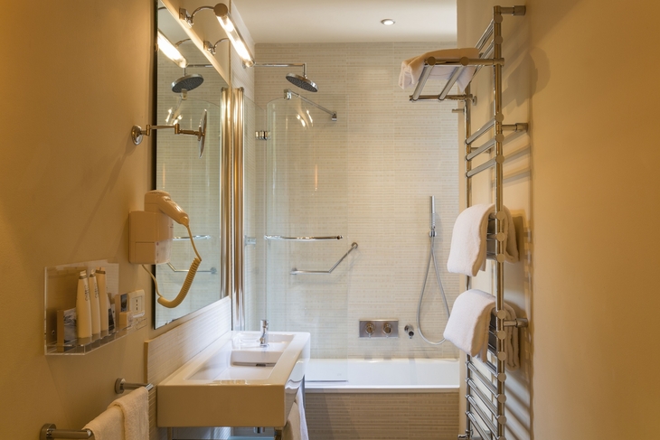 Modernes Badezimmer mit Dusche, Waschbecken und Handtuchhalter.