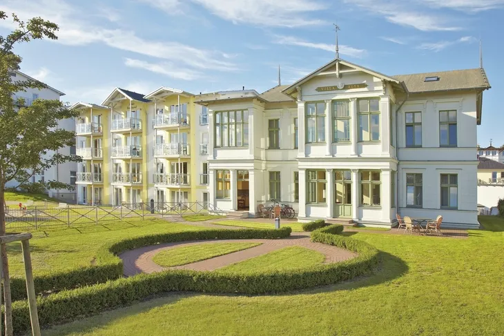 Villa Elsa in Ahlbeck mit Gartenanlage bei Sonnenschein