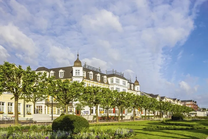Promenade in Ahlbeck mit historischen Gebäuden und gepflegter Gartenanlage.