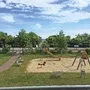Spielplatz mit Rutsche und Wippe, umgeben von Bäumen und Wiese.