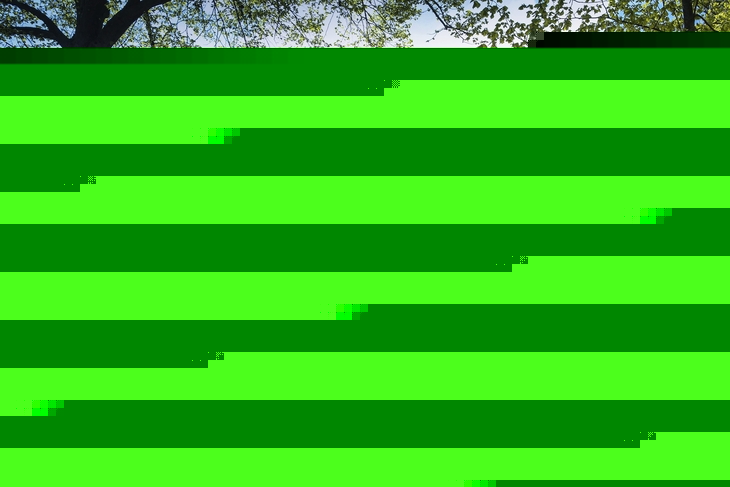 Ansicht eines Gebäudes mit roten Dachziegeln und weißen Fassaden im Sonnenschein.