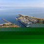 Luftaufnahme des Yachthafens Niendorf mit vielen Booten und klarem Himmel.