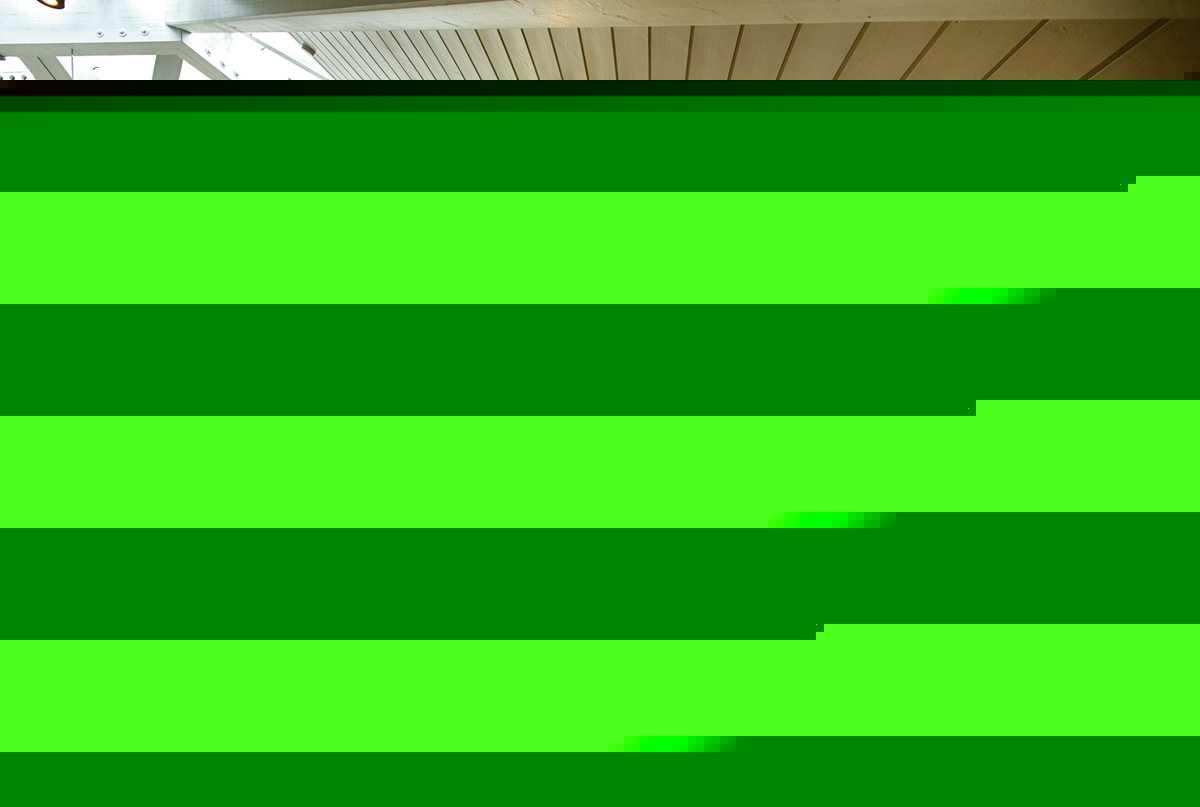 Moderner Entspannungsraum mit Liegestühlen in einer Ferienanlage.