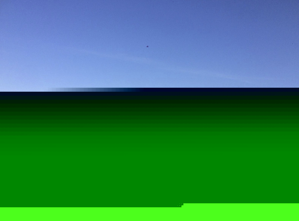 Boote im Jachthafen mit blauem Himmel und modernem Gebäude im Hintergrund.