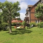 Ferienanlage mit Fachwerkgebäude und Garten bei Sonnenschein