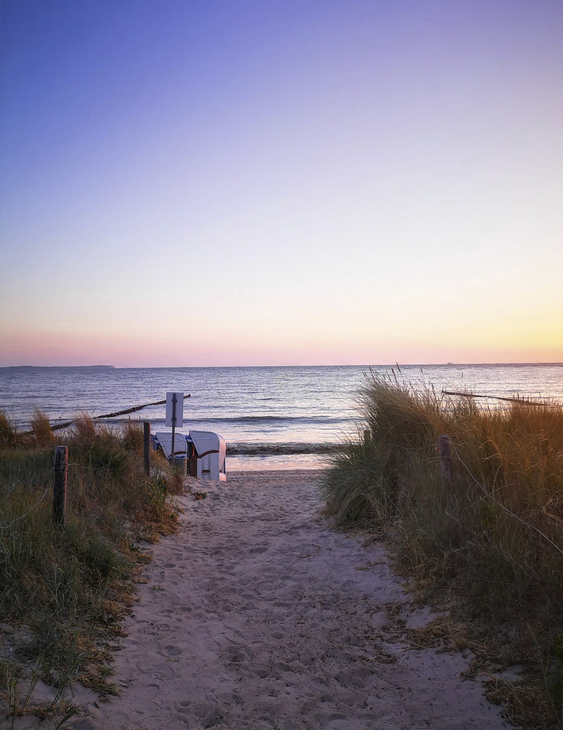 Strandzugang bei Sonnenuntergang mit Blick auf die Ostsee in Dranske-Bakenberg.