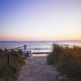 Strandzugang bei Sonnenuntergang mit Blick auf die Ostsee in Dranske-Bakenberg.