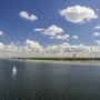Segelboot auf der Ostsee vor Laboe mit blauem Himmel und Wolken.