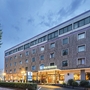 Außenansicht eines Best Western Hotels in Hamburg bei Dämmerung.