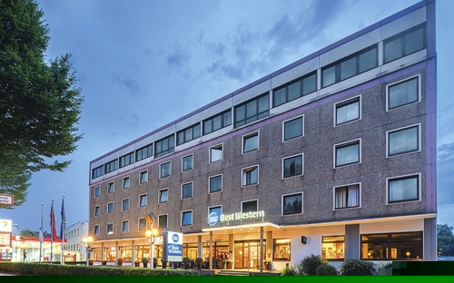 Außenansicht eines Best Western Hotels in Hamburg bei Dämmerung.